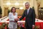 This handout picture taken and released by Singapore's Ministry of Communications and Information on August 1, 2022, shows Singapore's Prime Minister Lee Hsien Loong (R) shaking hands with US Speaker of the House Nancy Pelosi at the Istana Presidential Palace in Singapore during a visit to the Asia-Pacific region. (Photo by Handout / Singapore's Ministry of Communications and Information / AFP) / -----EDITORS NOTE --- RESTRICTED TO EDITORIAL USE - MANDATORY CREDIT "AFP PHOTO / SINGAPORE'S MINISTRY OF COMMUNICATIONS AND INFORMATION " - NO MARKETING - NO ADVERTISING CAMPAIGNS - DISTRIBUTED AS A SERVICE TO CLIENTS  - NO ARCHIVESEditoria: POLLocal: SingaporeIndexador: HANDOUTSecao: diplomacyFonte: Singapore's Ministry of CommunicFotógrafo: Handout<!-- NICAID(15164334) -->