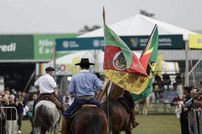 Esteio, RS, Brasil, 30-08-2024: Desfile de grandes campeões durante a solenidade de abertura da Expointer 2024 no Parque de Exposições Assis Brasil. Foto: Mateus Bruxel / Agência RBSIndexador: MATEUS BRUXEL<!-- NICAID(15854492) -->