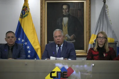 The President of Venezuela's National Electoral Council (CNE), Elvis Amoroso (C), reads a statement at the CNE headquarters in Caracas on March 7, 2024. Venezuela has invited the European Union to send a team to observe presidential elections on July 28 in which President Nicolas Maduro is widely expected to seek another term. The president of the National Electoral Council (CNE), Elvis Amoroso, said the body had sent invitations to the European bloc and United Nations, the US-based Carter Center, BRICS and the African Union, amongst others. (Photo by Federico Parra / AFP)<!-- NICAID(15700021) -->