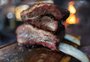 O churrasco do futuro: carne escolhida, aberta e assada "na frente" do consumidor