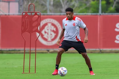 PORTO ALEGRE, RS, BRASIL, 13-03-2025: O zagueiro Victor Gabriel participa de treino do Inter no CT Parque Gigante. (Foto: Ricardo Duarte/Inter/Divulgação) <!-- NICAID(15995113) -->