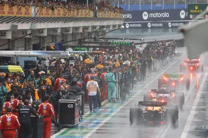 SEBASTIAO MOREIRA / POOL Drivers wait to restart after a red flag in the Formula One Sao Paulo Grand Prix, at the Jose Carlos Pace racetrack, aka Interlagos, in Sao Paulo, Brazil, on November 3, 2024. (Photo by Sebastiao Moreira / POOL / AFP)<!-- NICAID(15905923) -->