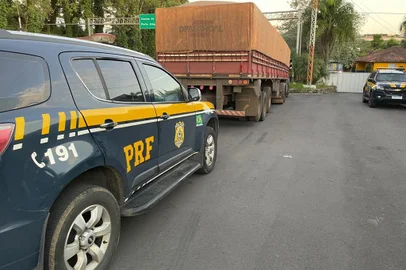 Homens são presos em Vila Flores transportando 75 pneus contrabandeados do Paraguai <!-- NICAID(15607572) -->