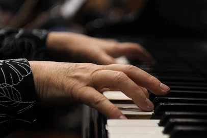 CAXIAS DO SUL, RS, BRASIL, 29/08/2019 - Ensaio da Orquestra da UCS, com a solista Olinda Alessandrini, pianista. Regência do maestro Manfredo Schmiedt. (Marcelo Casagrande/Agência RBS)<!-- NICAID(14228168) -->