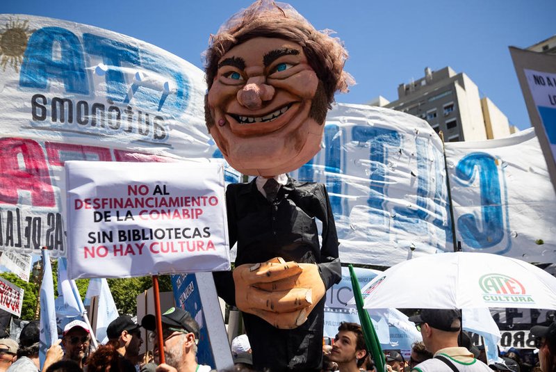 A puppet of Argentina's President Javier Milei is seen during a demonstration during a national strike against the government of Javier Milei in downtown Buenos Aires, on January 24, 2024. Argentine President Javier Milei faces the first national strike in just 45 days of government, against his draconian fiscal adjustment and his plan to reform more than a thousand laws and regulations that governed for decades. The largest Argentine union called the strike in rejection, in particular, of the changes by decree to the labor regime promoted by Milei, which limit the right to strike and affect the financing of unions. (Photo by TOMAS CUESTA / AFP)Editoria: POLLocal: Buenos AiresIndexador: TOMAS CUESTASecao: strikeFonte: AFPFotógrafo: STF<!-- NICAID(15658717) -->