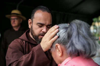 CAXIAS DO SUL, RS, BRASIL, 10/12/2025. Bênção de Natal dos Freis Capuchinhos e Sacedortes na Praça Dante Alighieri, em Caxias do Sul. (Neimar De Cesero/Agência RBS)Indexador: Neimar De Cesero<!-- NICAID(16184035) -->