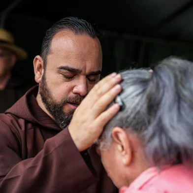 CAXIAS DO SUL, RS, BRASIL, 10/12/2025. Bênção de Natal dos Freis Capuchinhos e Sacedortes na Praça Dante Alighieri, em Caxias do Sul. (Neimar De Cesero/Agência RBS)Indexador: Neimar De Cesero<!-- NICAID(16184035) -->