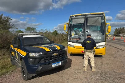 PRF prende foragido da Justiça por tráfico de drogas em ônibus na BR-293, em Bagé