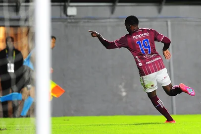 CAXIAS DO SUL, RS, BRASIL, 23/04/2025. Caxias x Guarani, jogo válido pela terceira rodada da primeira fase da série C do campeonato brasileiro e realizado no estádio Centenário. (Porthus Junior/Agência RBS)Indexador: BTK                             <!-- NICAID(16026206) -->