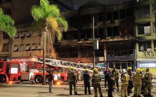 Nove pessoas morrem em incêndio em pousada na Avenida FarraposOutras sete pessoas foram resgatadas, sendo que seis foram encaminhadas para atendimento hospitalar. Local não possuía alvará para funcionamento e nem plano de proteção contra incêndio, segundo os bombeiros<!-- NICAID(15745798) -->