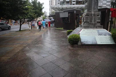 BENTO GONÇALVES, RS, BRASIL, 19/12/2024. Um homem foi vítima de tentativa de homicídio na praça Doutor Bartolomeu Tacchini, no centro de Bento Gonçalves. Ele foi alvo de cerca de dez facadas desferida por um desconhecido. (Porthus Junior/Agência RBS)<!-- NICAID(15938971) -->