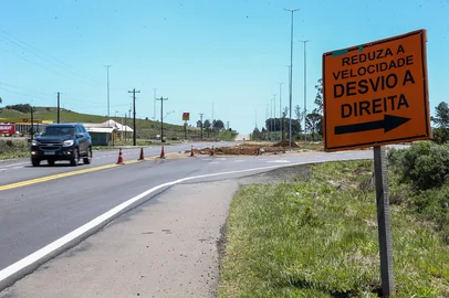 ITATI, RS, BRASIL, 21/10/2025. Raio-X das estradas: Rota do Sol, entre a Serra e o Litoral, tem pontos com desníveis no asfalto e falta de sinalização. A reportagem percorreu o trecho entre o "Viaduto Torto", em Caxias do Sul, até a BR-101, em Terra de Areia, para avaliar as condições da rodovia. (Neimar De Cesero/Agência RBS)Indexador: Neimar De Cesero<!-- NICAID(16151184) -->