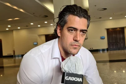O nome de Diego Aguirre ganha cada vez mais força para assumir a seleção do Uruguai. Porém, o Inter, apesar de tratar sobre essa possibilidade internamente, ainda não foi procurado sobre o tema. O clube pretende uma conversa definitiva sobre o com o profissional sobre o assunto. <!-- NICAID(14962951) -->