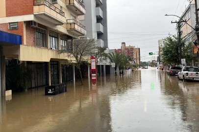 A prefeitura de Montenegro informou nesta quarta-feira (1) que mais de mil pessoas precisaram deixar suas residências devido a cheia do Rio Caí. <!-- NICAID(15750207) -->