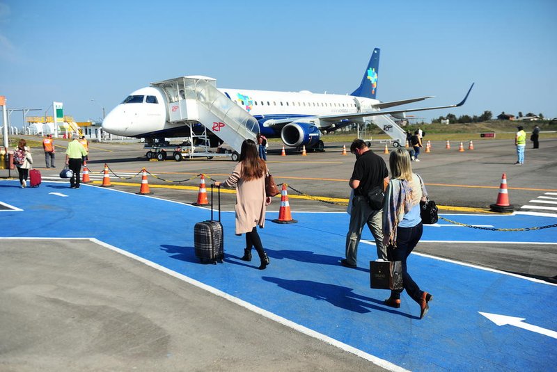 CAXIAS DO SUL, RS, BRASIL, 17/08/2021. Aerporto Regioinal de Caxias do Sul - Matéria aborda o mercado da aviação em Caxias do Sul: a economia que gira em torno do aeroporto Hugo Cantergiani. Chegada do voo da Azul, embarque e desembarque.  (Porthus Junior/Agência RBS)<!-- NICAID(14865526) -->