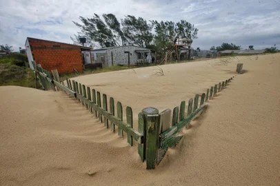 PALMARES DO SUL, RS, BRASIL - PRAIA DO QUINTÃO - Praia Santa Rita Balneário Quintão - Modificação e deslocamentos das dunas no litoral gaúcho. FOTO: Lauro Alves, Agência RBS<!-- NICAID(15642786) -->