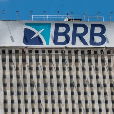 A Polícia Federal (PF) abriu nesta terça-feira (3) um inquérito para investigar a possível gestão fraudulenta no Banco de Brasília (BRB). A instituição, ligada ao governo do Distrito Federal, tentou adquirir o Banco Master ano passado diversas vezes, mas foi barrada pelo Banco Central.<!-- NICAID(16217527) -->