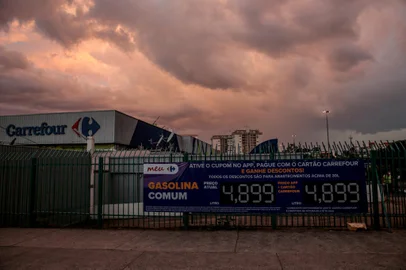 PORTO ALEGRE, RS, BRASIL - 18/02/2021 Reportagem de GZH percorre Porto Alegre em comparativo de preços de postos de gasolina. Na foto, o posto Carrefour na Albion, 111. (Foto: Marco Favero/Agencia RBS)<!-- NICAID(14717851) -->