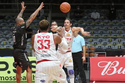 KTO/Caxias do Sul Basquete encara o Bauru, no Ginásio da Gávea, na abertura dos playoffs do NBB.<!-- NICAID(14763655) -->