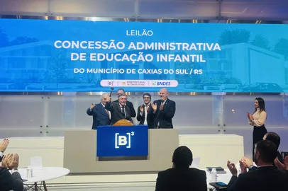 Na cerimônia de batida de martelo da PPP da Educação Infantil, que simbolizou o resultado do leilão e a vitória do Consórcio JOPE ISB, na sede da BR, ao lado do prefeito Adiló Didomenico, do procurador-geral do município, Adriano Tacca e de Caberlon estava o ex-secretário de Parcerias Estratégicas de Caxias, Matheus Neres da Rocha. <!-- NICAID(16076623) -->