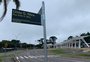 Placa de rua que homenageia educadora é instalada com informação errada em Caxias do Sul