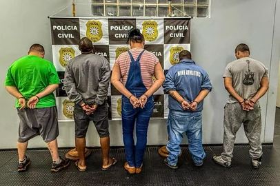 Uma ação feita pela Polícia Civil contra homicídios resultou na prisão de 102 foragidos no Rio Grande do Sul. A ofensiva, chamada de “Cerco fechado”, ocorreu entre 29 de novembro e a madrugada desta sexta-feira (12.12.2025).<!-- NICAID(16185387) -->