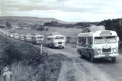 ônibus da Unesul na viagem à praia pela Estrada Velhadécada de 1960 ou início dos anos 70, antes da inauguração da freeway, em 1973<!-- NICAID(15559264) -->