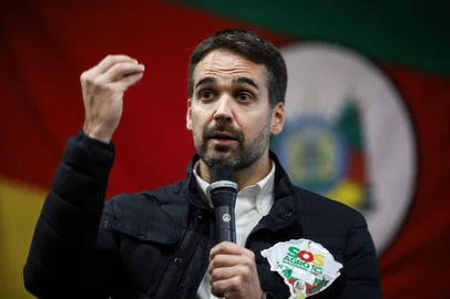 PORTO ALEGRE, RS, BRASIL, 08/08/2024- Tratoraço- 300 tratores e pelo menos 5 mil produtores rurais reivindicam mais medidas do governo federal em razão da enchente. Na foto, Governador, Eduardo Leite.  Foto: Duda Fortes / Agencia RBS<!-- NICAID(15835741) -->