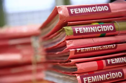 PORTO ALEGRE, RS, BRASIL, 22-08-2018: Processos de feminicídio são identificados com uma tarja lilás no Foro Central. O projeto é realizado em parceria entre a 1ª Vara do Júri e o 1º Juizado da Violência Doméstica e Familiar contra a Mulher (JVDFCM) da Comarca de Porto Alegre. Os processos de feminicídio (tentado e consumado), em tramitação na 1ª Vara do Júri, receberão e serão colocados em escaninho exclusivo para facilitar a sua identificação, que terá fluxo diferenciado. (Foto: Mateus Bruxel / Agência RBS)<!-- NICAID(13704562) -->