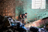 Cooperativa de recicladores pede mais atenção ao descarte do lixo seletivo em Caxias do Sul. Contâiners abertos expostos à chuva e mistura d resíduos orgânicos têm inviabilizado a reciclagem do material. Na foto, Tiago Pavelski - presidente da Cooperativa Paz e Bem. (Neimar De Cesero/Agência RBS)Indexador: Neimar De Cesero<!-- NICAID(16017627) -->