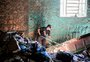 Contêineres abertos e mistura de resíduos orgânicos inviabilizam reciclagem de 40% de lixo recebido por cooperativa de Caxias