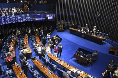Jonas Pereira / Agência Senado Plenário do Senado Federal durante sessão deliberativa ordinária. Ordem do dia.Na pauta, quinta e última sessão de discussão e votação, em primeiro turno, da proposta de emenda à Constituição que acaba com a escala 6x1 - seis dias de trabalho e um de repouso (PEC 221/2019). O texto reduz a jornada laboral de 44 para 40 horas semanais, que podem ser cumpridas em cinco dias de oito horas diárias com repouso semanal remunerado de dois dias. A proposta estabelece dois dias de repouso, um deles preferencialmente aos domingos, sem redução salarial.Em discurso, à tribuna, senador Veneziano Vital do Rêgo (MDB-PB).Mesa:senador Vanderlan Cardoso (PSD-GO);presidente do Senado Federal, senador Davi Alcolumbre (União-AP);senador Jaques Wagner (PT-BA);secretário-geral da Mesa do Senado Federal, Danilo Augusto Barboza de Aguiar.Foto: Jonas Pereira/Agência Senado<!-- NICAID(16387714) -->