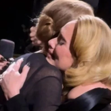 Adele cai no choro ao ver Céline Dion na plateia de seu show<!-- NICAID(15900177) -->