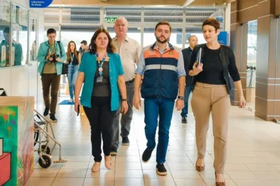 Na foto, o vice-governador do RS Gabriel Souza visita a Univates, que receberá 900 alunos do colégio Castelo Branco até a recuperação das estruturas afetadas pelos fenômenos climáticos no Vale do Taquari.Gabriel agradeceu à instituição por contribuir para o retorno às atividades dos alunos<!-- NICAID(15549509) -->