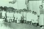 Matéria sobre a trajetória da professora Gema Casagrande, 94 anos, uma das professoras mais lembradas de Vila Oliva. Na foto, Gema Casagrande e seus alunos durante uma comemoração de Sete de Setembro em meados dos anos 1950. Local: Tunas Altas, em Vila Oliva.<!-- NICAID(15357589) -->