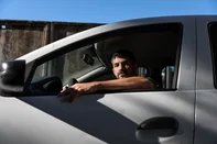 Porto Alegre, RS, Brasil - Profissionais que têm optado por se manter no mercado informal. Na imagem Marco Antonio Medina, 32 anos, motorista de Uber.Indexador: jeff botega<!-- NICAID(16000335) -->