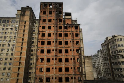 Porto Alegre, RS, Brasil, 04-08-2023: Edifício XV de Novembro, conhecido como Esqueletão, na região central de Porto Alegre, deve ser demolido em processo misto, com demolição manual e implosão, segundo a prefeitura. Foto: Mateus Bruxel / Agência RBSIndexador: Andre Avila<!-- NICAID(15501539) -->