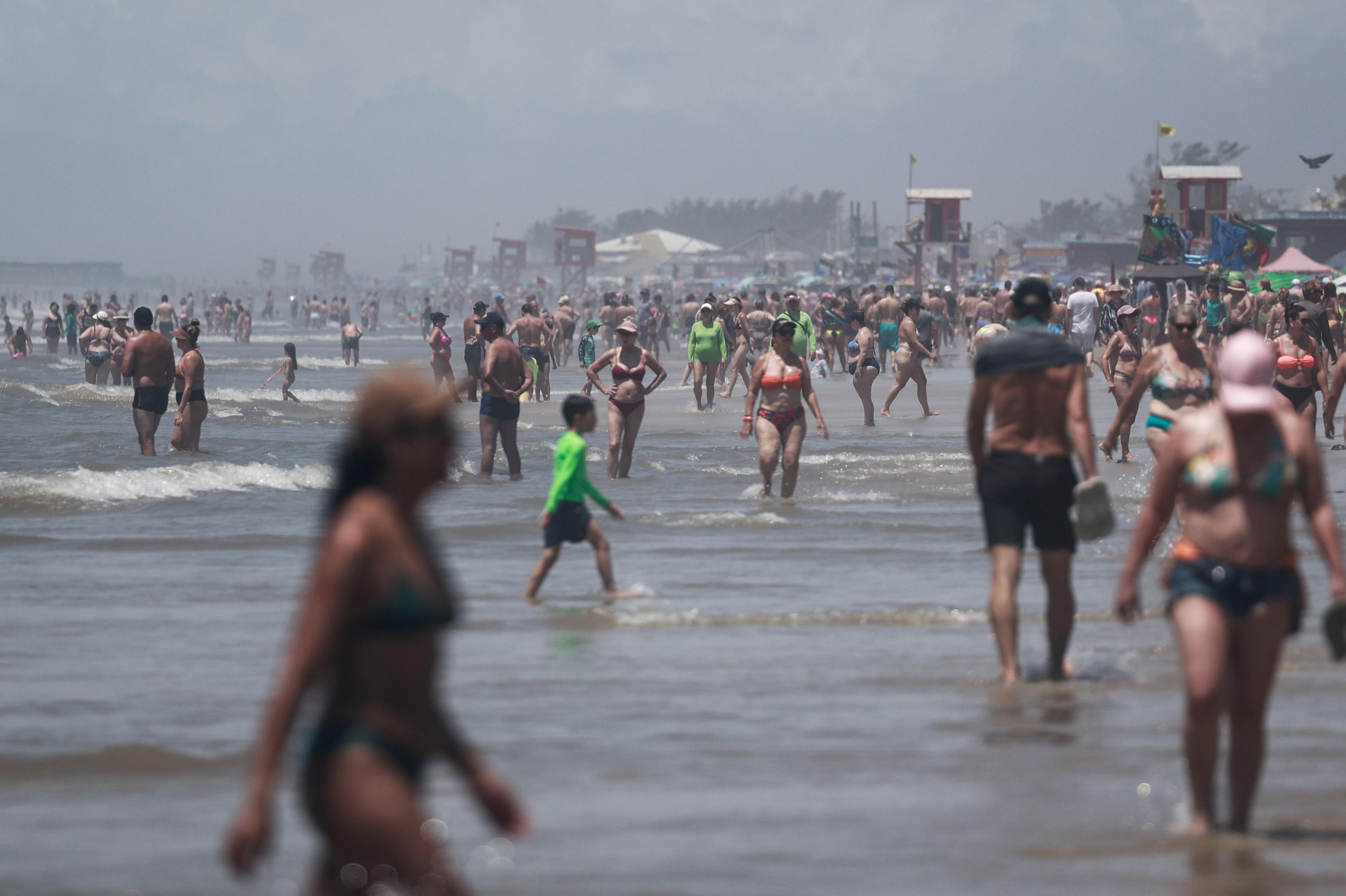 Antes da virada no tempo, Cap&atilde;o da Canoa tem beira-mar lotada; veja previs&atilde;o para o Litoral