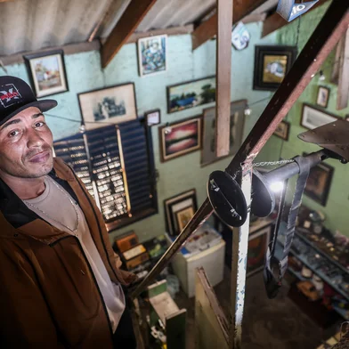 PORTO ALEGRE, RS, BRASIL, 25-05-2026: Museu de resgates, no andar superior de uma das casas da Vila dos Papeleiros, reúne acervo de itens encontrados no lixo. A coleção conta com objetos istóricos, peculiares e até obras de arte originais. Na foto: Jacson Carboneiro. Foto: Jonathan Heckler/Agência RBS<!-- NICAID(16292469) -->