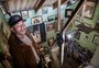 Reciclador transforma sua casa em museu com raridades achadas no lixo em Porto Alegre