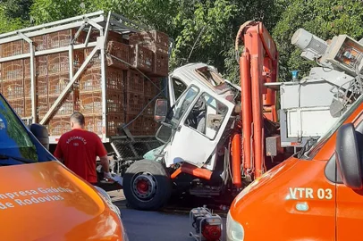 Uma colisão envolvendo dois caminhões provocou a morte de duas pessoas no Km 112 da RS-122, em Antônio Prado, por volta das 15h desta sexta-feira (20). O acidente aconteceu a cerca de três quilômetros antes da ponte sobre o Rio das Antas, no sentido Antônio Prado-Florse da Cunha.  <!-- NICAID(15102436) -->