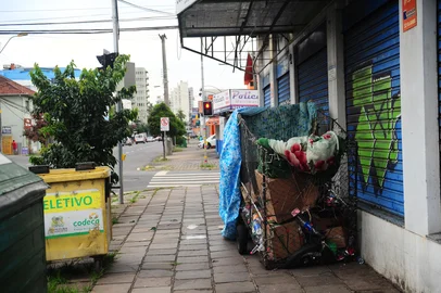 CAXIAS DO SUL, RS, BRASIL, 18/01/2022. Moradores em situação de rua ocupam calçadas na rua Luiz Michelon e também na Plácido de Castro, junto à Maesa. Na foto, morador na Luiz Michelon, próximo ao antigo clube rodoviário. (Porthus Junior/Agência RBS)<!-- NICAID(14992972) -->