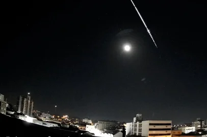 Meteoro chama a atenção ao surgir no céu do Rio Grande do Sul<!-- NICAID(15721402) -->