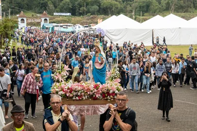 Canela promove a 65ª edição da tradicional Romaria e Festa em Honra a Nossa Senhora de Caravaggio, promovida pela Paróquia Nossa Senhora de Lourdes, entre sábado (24) e segunda-feira (26). <!-- NICAID(16042374) -->