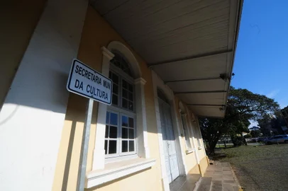 CAXIAS DO SUL, RS, BRASIL, 28/06/2022. Prédio da antiga estação férrea de Caxias do Sul e que abriga a Secretaria Municipal da Cultura. (Porthus Junior/Agência RBS)<!-- NICAID(15134536) -->