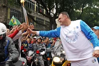 CORREX-BRAZIL-OLY2004-OLYMPIC TORCH-SCHMIDTBrazilian basketball legend Oscar Schmidt offers the Olympic Torch, 13 June 2004, to Brazilian supporters during a ceremony along the streets in Rio de Janeiro, Brazil. The Olympic Torch, travelling through 33 cities on 5 continents on its 35 day international route, is in South America for the first time.    AFP PHOTO/RICARDO GOMES/POOL (Photo by RICARDO GOMES / POOL / AFP)Editoria: SPOLocal: Rio de JaneiroIndexador: RICARDO GOMESSecao: sports eventFonte: POOL<!-- NICAID(16268296) -->
