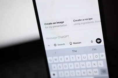 An illustration photograph taken on February 20, 2025 shows ChatGPT app and website are displayed on a phone and laptop screens, in a residential property in Guildford, south of London.  (Photo by Justin TALLIS / AFP)Editoria: FINLocal: GuildfordIndexador: JUSTIN TALLISSecao: computing and information technoFonte: AFPFotógrafo: STF<!-- NICAID(16028935) -->