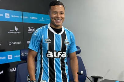 Marlon é apresentado como novo reforço do Grêmio<!-- NICAID(16016531) -->