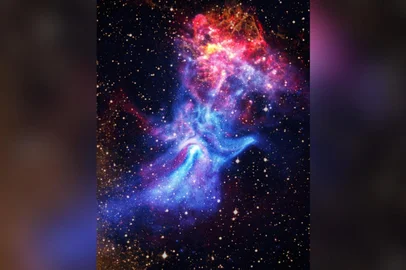 Esta imagem, divulgada em 20 de agosto de 2025, combina novos dados de rádio do Australia Telescope Compact Array com dados de raios X do Observatório de Raios X Chandra da NASA . O Chandra divulgou pela primeira vez uma imagem deste pulsar e da nebulosa em forma de mão que o cerca em 2009. Os novos dados fornecem uma nova visão desta estrela que explodiu e de seu ambiente, o que pode ajudar os cientistas a entender suas propriedades e formato peculiares.<!-- NICAID(16110805) -->