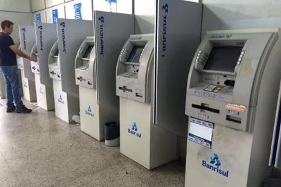 Ladrões arrombaram um dos sete caixas eletrônicos da agência Medianeira do Banrisul, em Santa Maria. A suspeita é que a ação tenha ocorrido na manhã deste domingo, depois das 7h, quando a porta é destravada. Quantia não informada.<!-- NICAID(12114492) -->